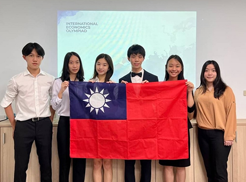 2022年國際經濟學奧林匹亞競賽秀岡校區蔡允恬、林口校區張冠元雙雙獲獎